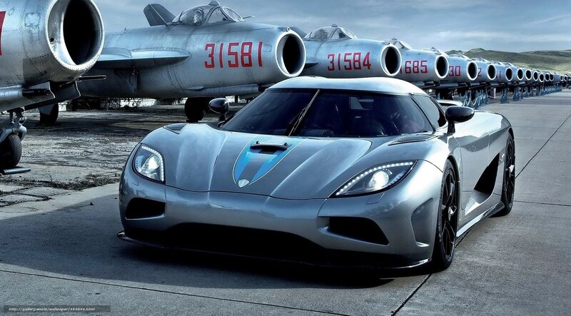 Koenigsegg in front of jets