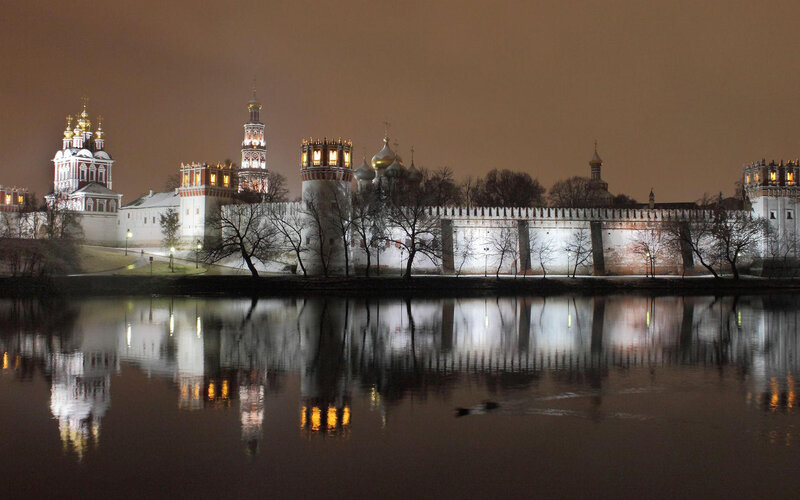 Kremlin at Night — Black