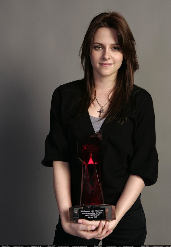 Kristen Stewart holding award