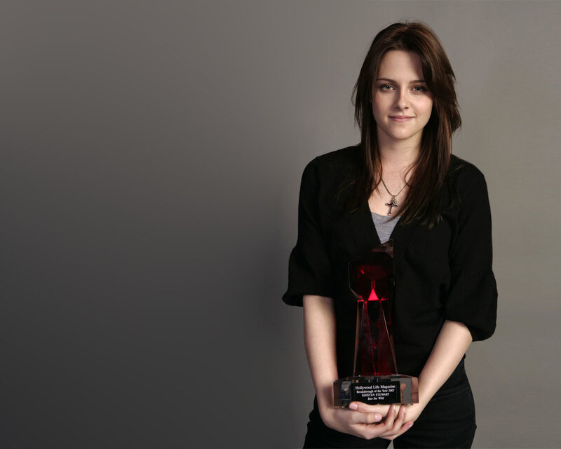 Kristen Stewart holding award