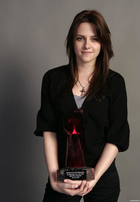 Kristen Stewart holding award