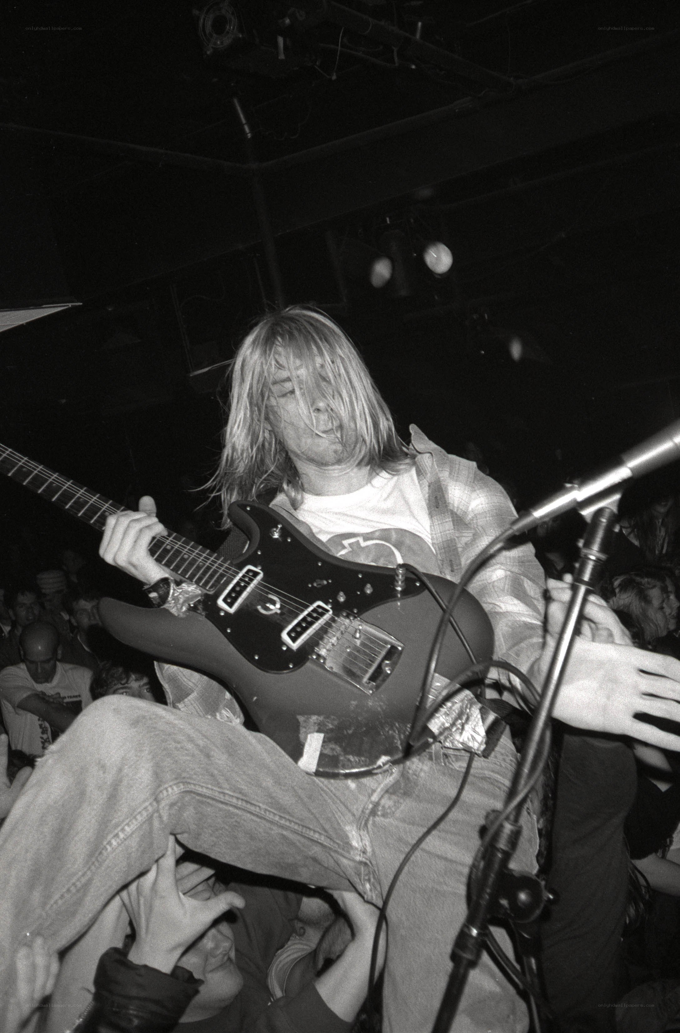 Kurt Cobain performing live