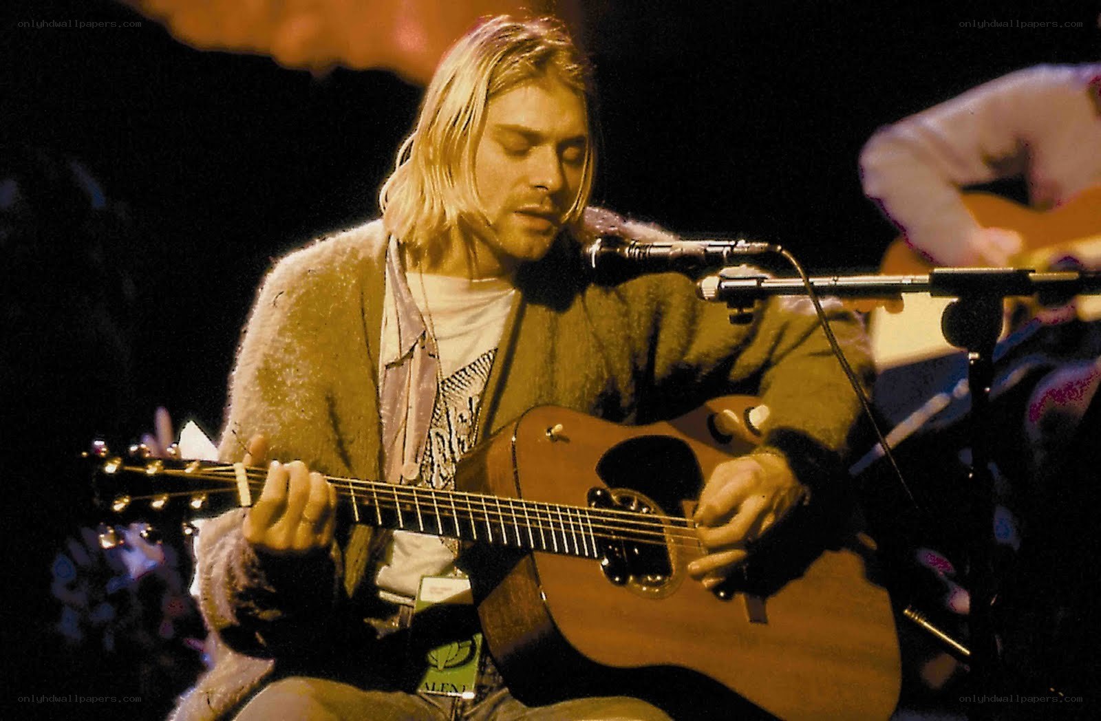 Kurt Cobain performing live