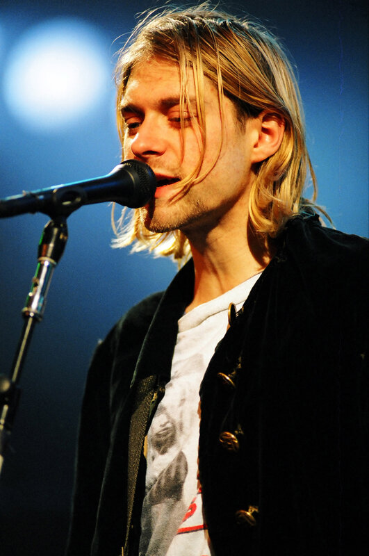 Kurt Cobain singing on stage