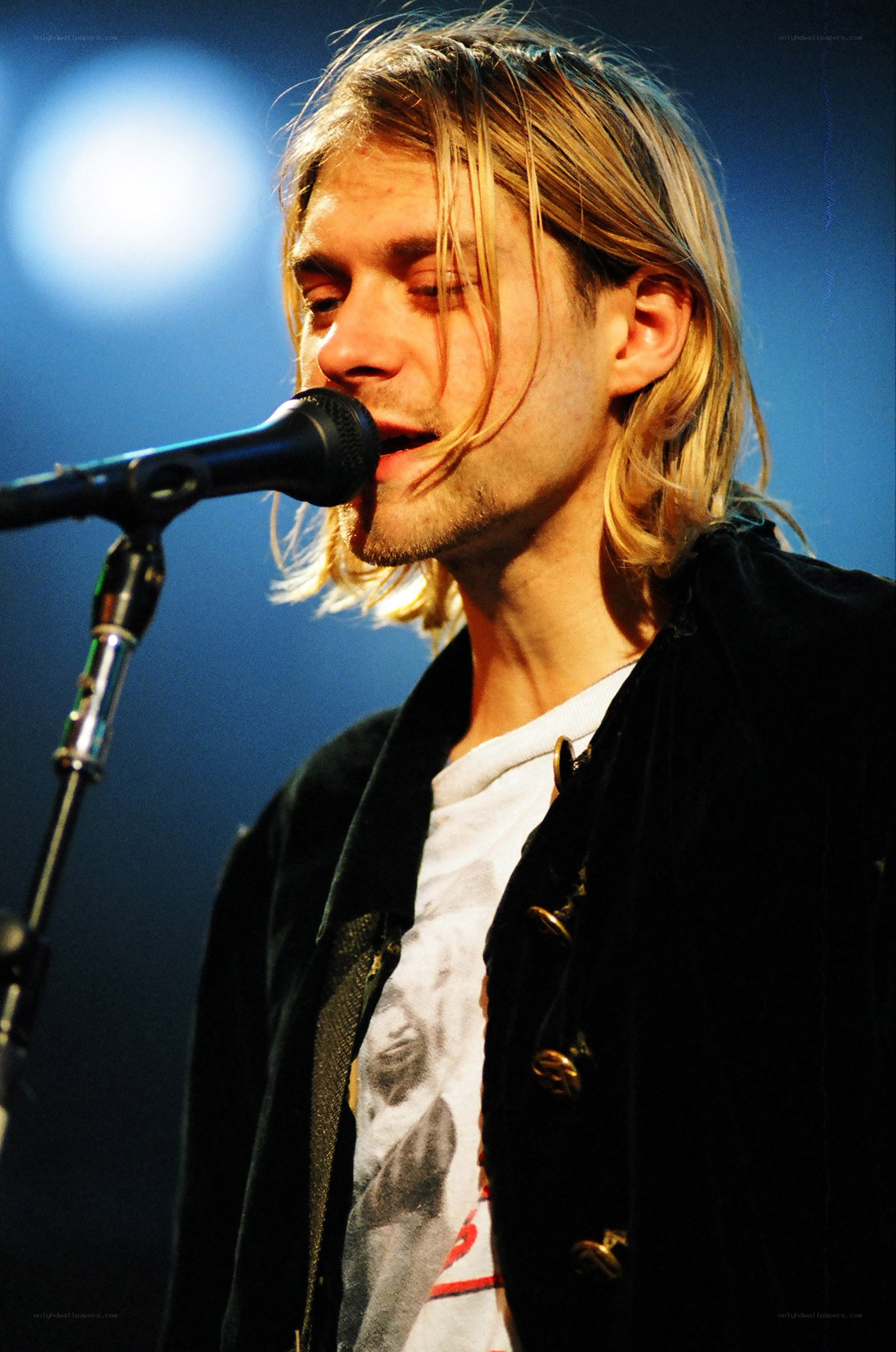 Kurt Cobain singing on stage