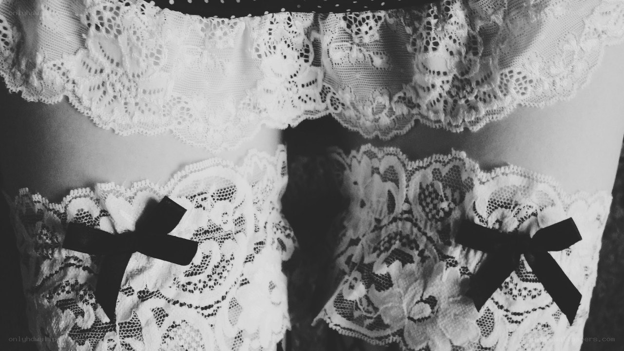Lace garter details