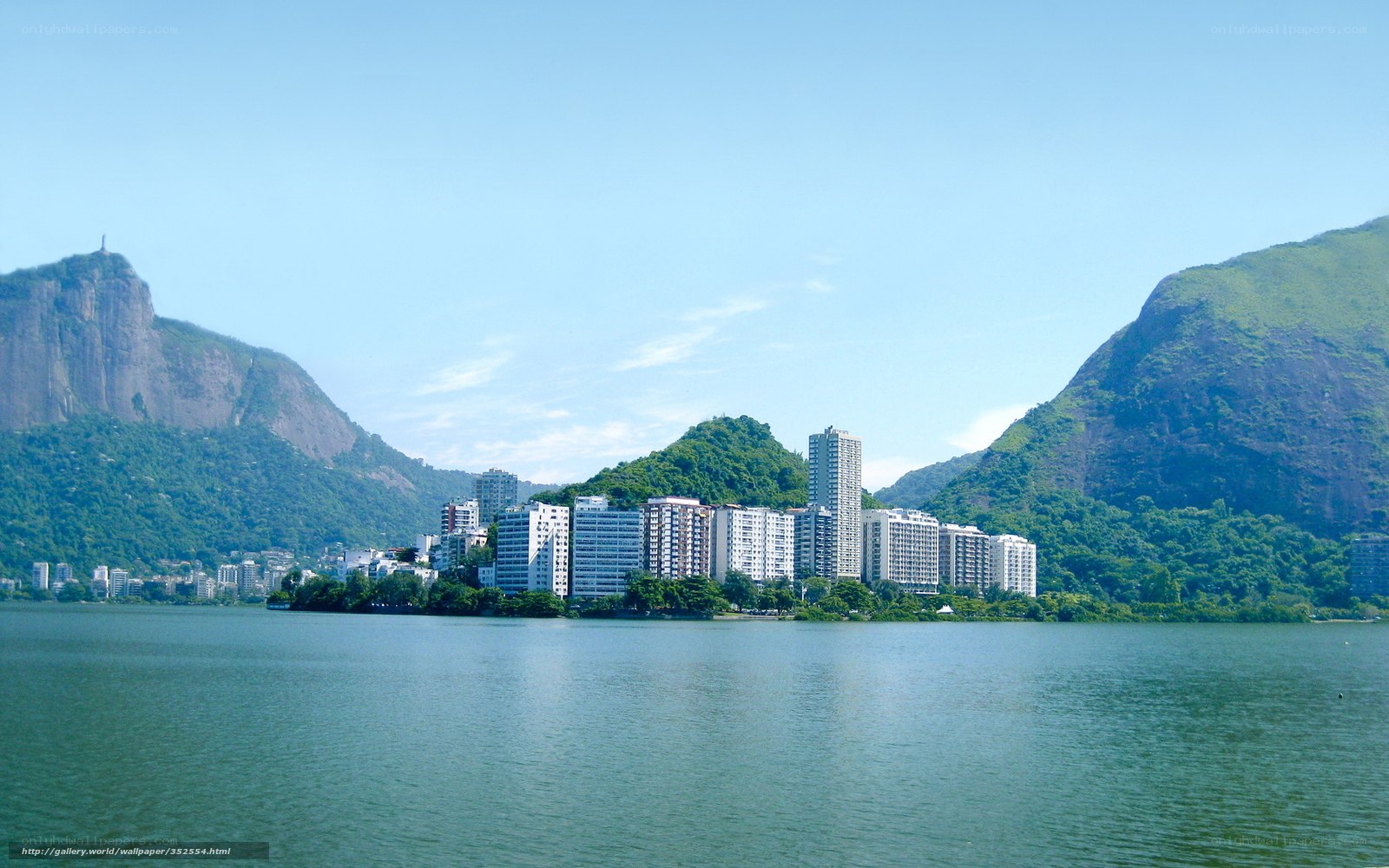 Lagoa Rodrigo de Freitas with mountains