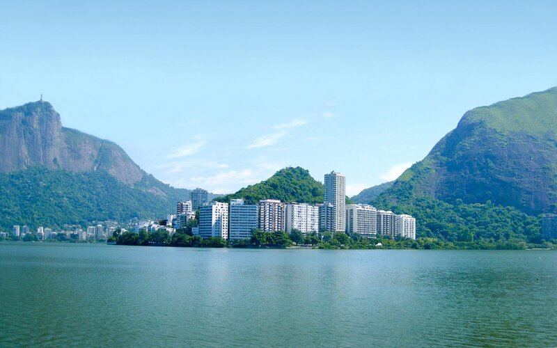 Lagoa Rodrigo de Freitas with mountains