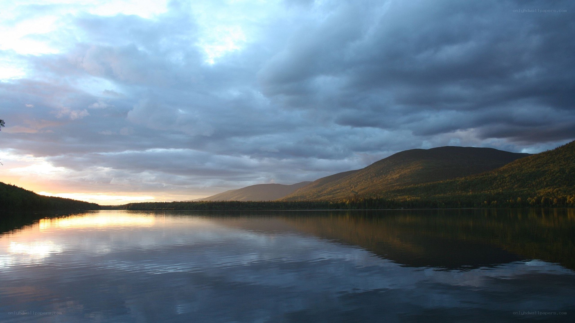 Lake at sunset with mountains