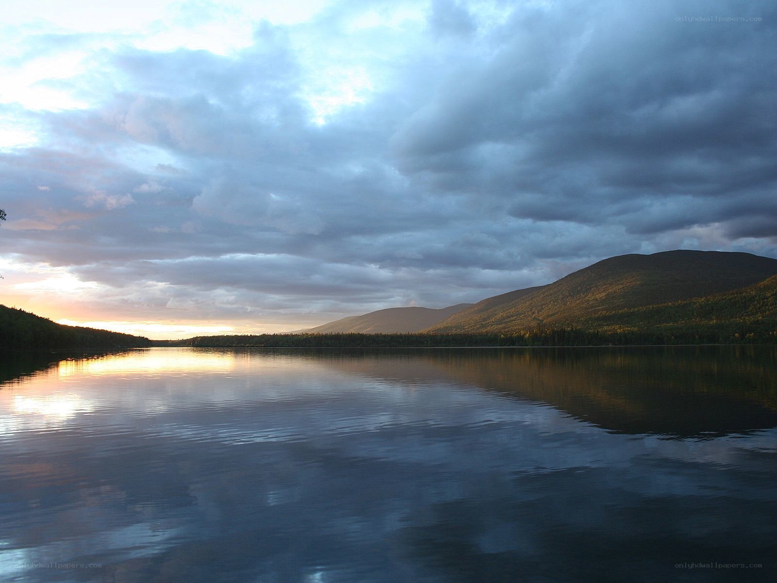 Lake at sunset with mountains