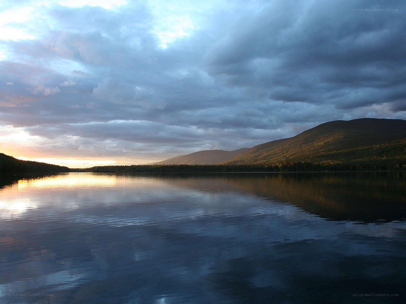 Lake at sunset with mountains