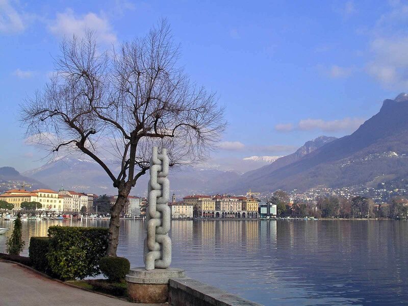 Lake Como with chain sculpture