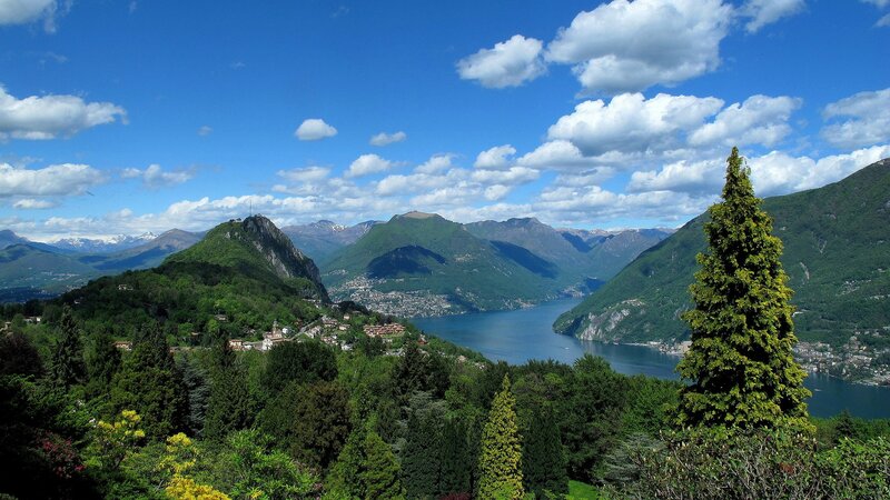 Lake Como with mountains