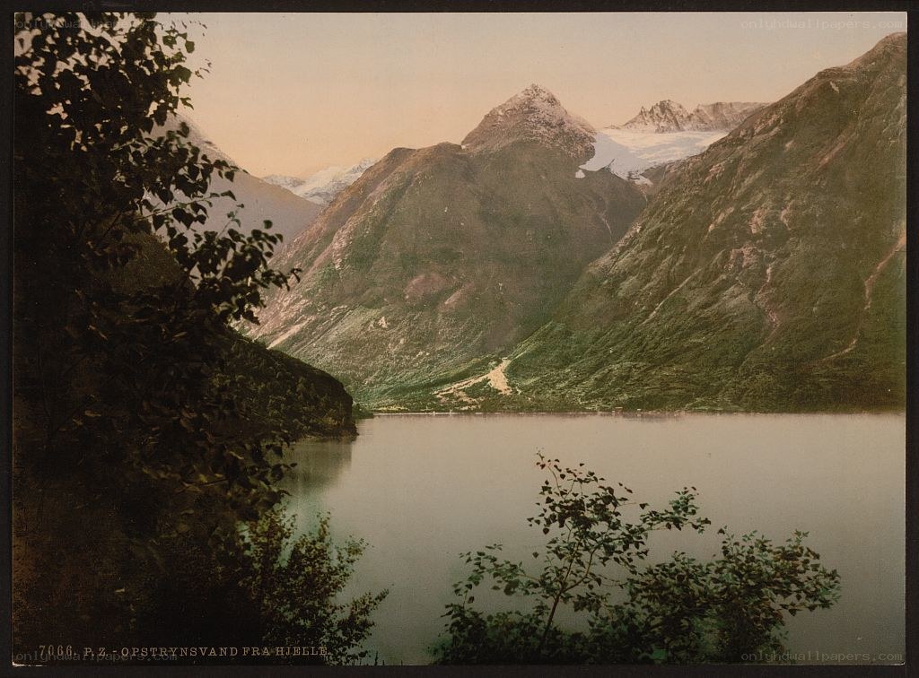 Lake Hjelle with mountains