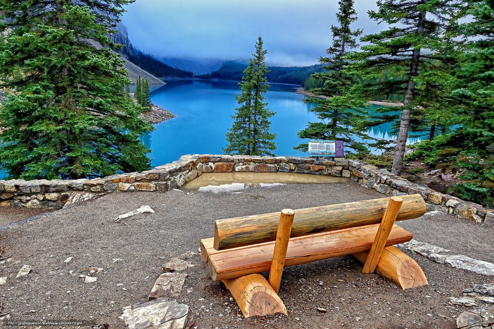 Lake Louise scenic viewpoint