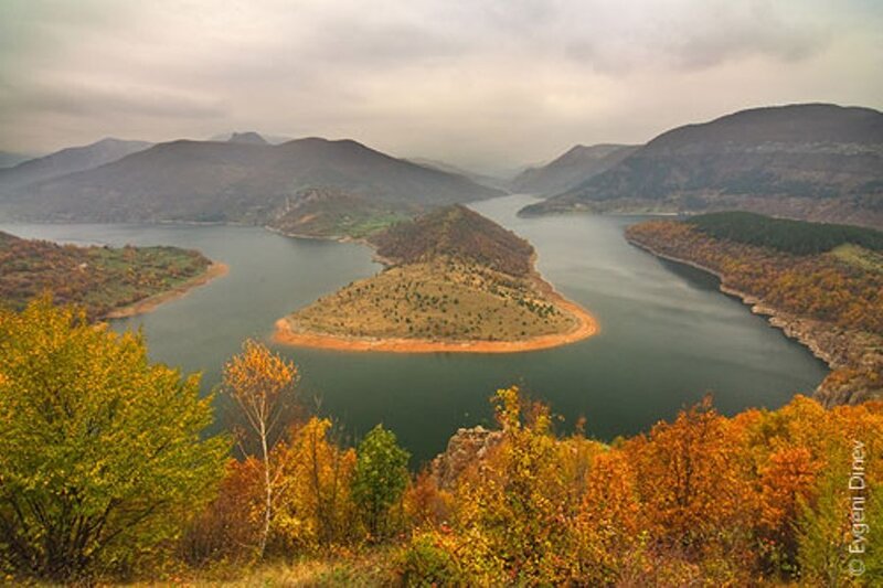 Lake with Island and Mountains — Green