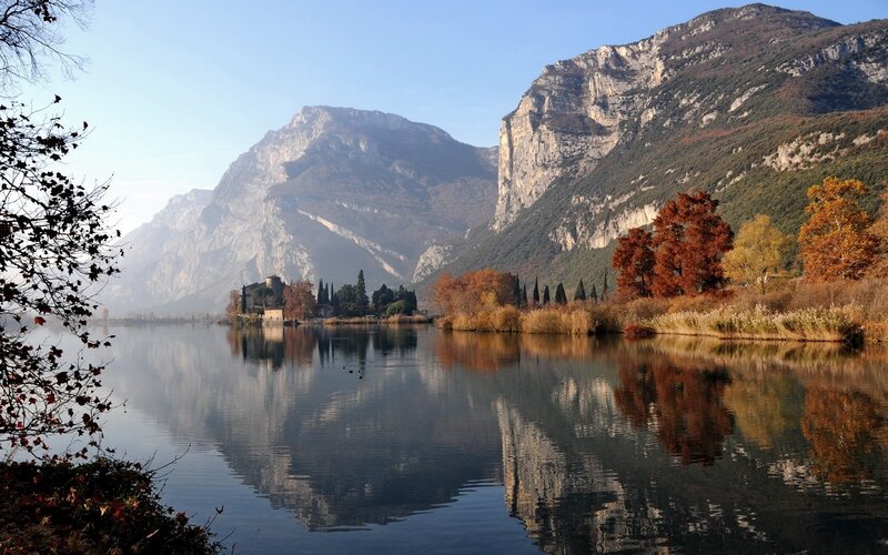 Lake with mountains and autumn trees