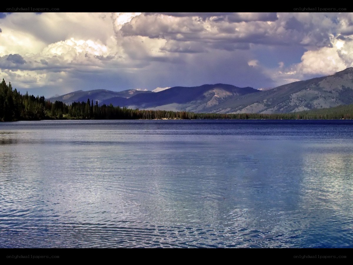Lake with mountains and clouds