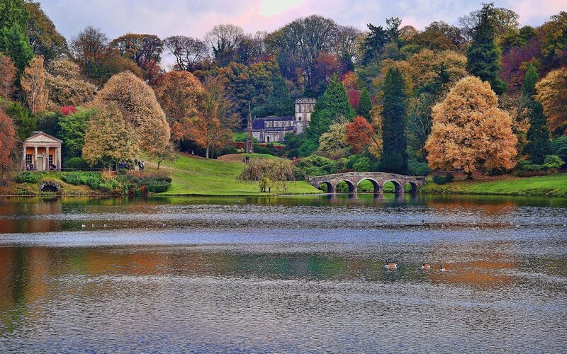 Lake with Stone Bridge — Green, Serene