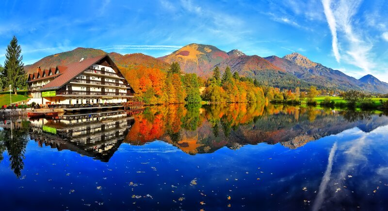 Lakefront Lodge in Mountains