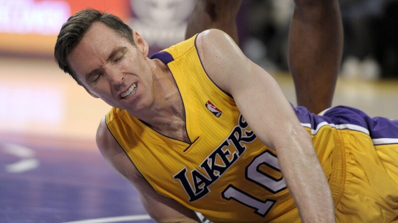 Lakers player in pain on court