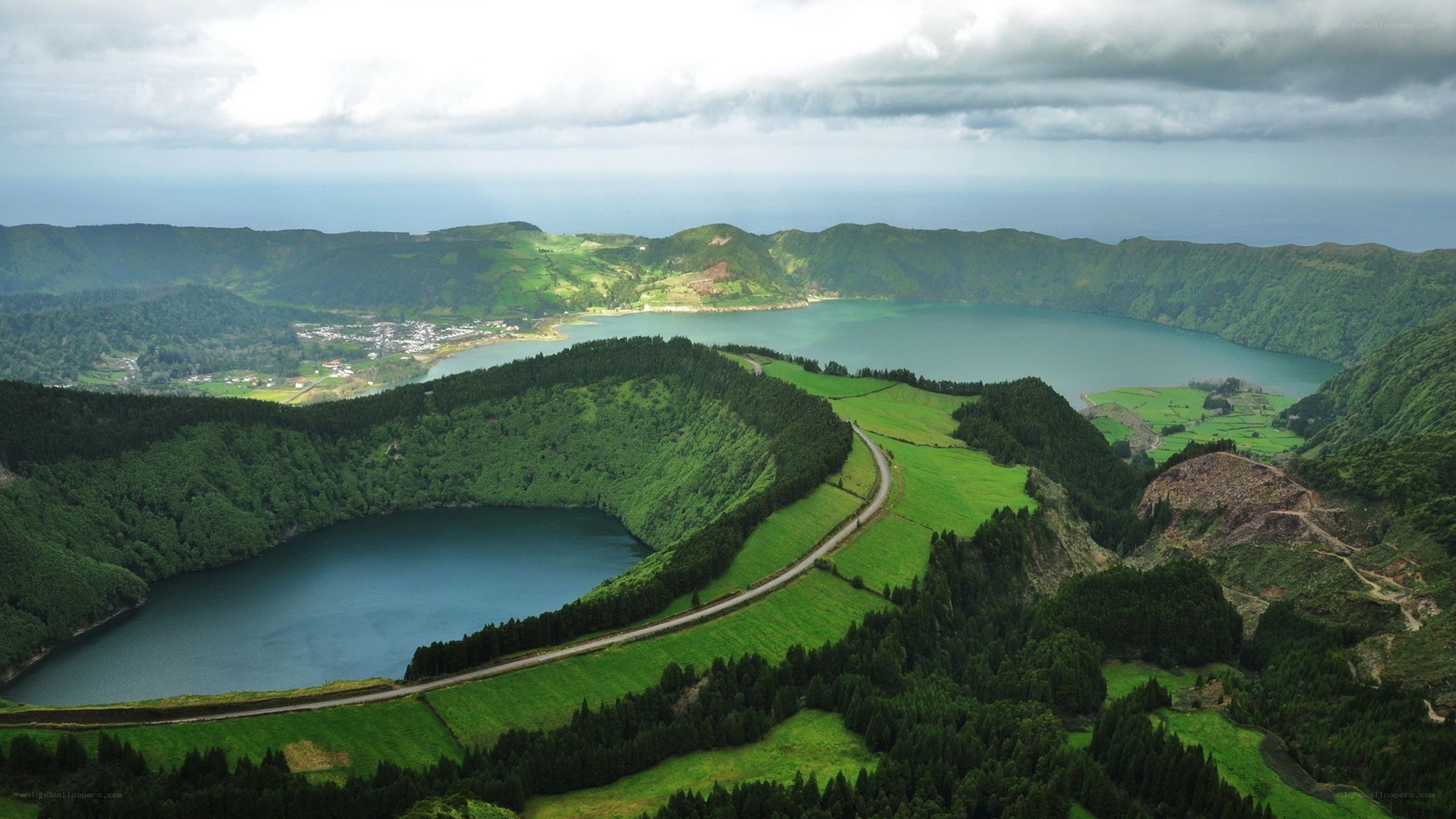 Lakes in volcanic calderas