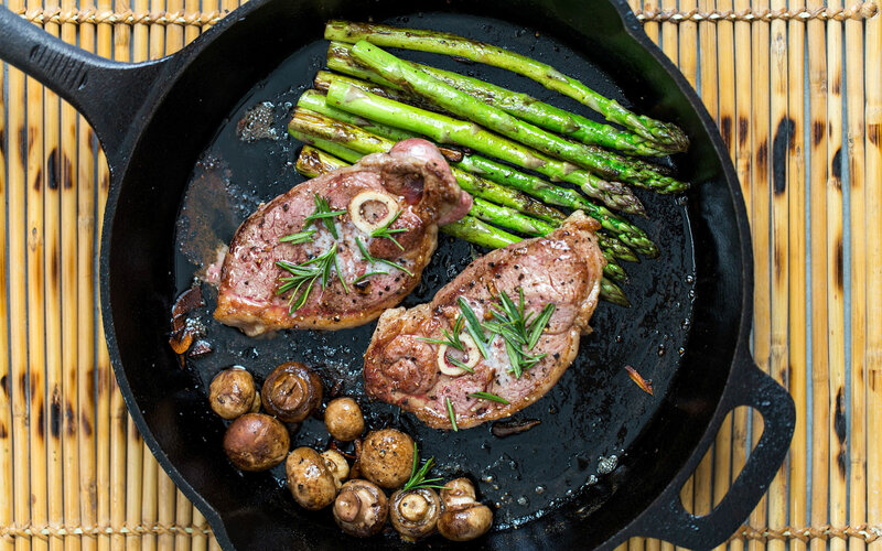 Lamb chops with asparagus and mushrooms