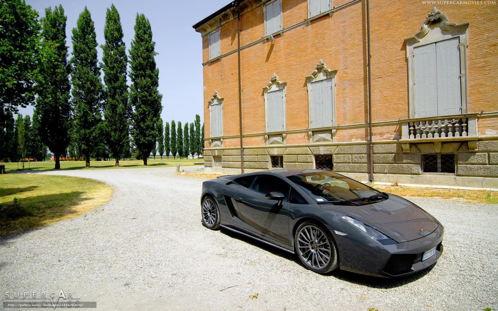 Lamborghini Gallardo parked outside