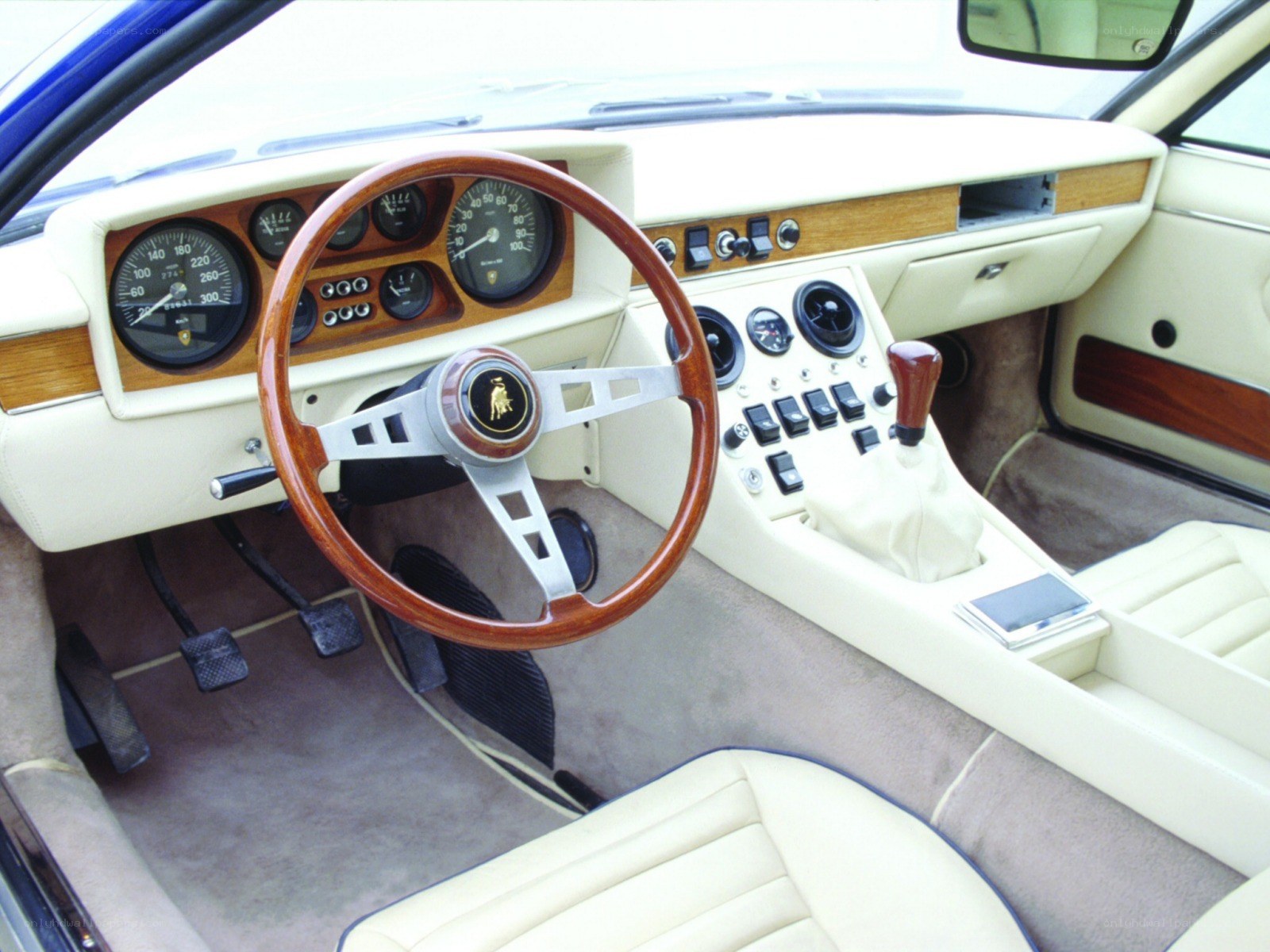 Lamborghini interior dashboard