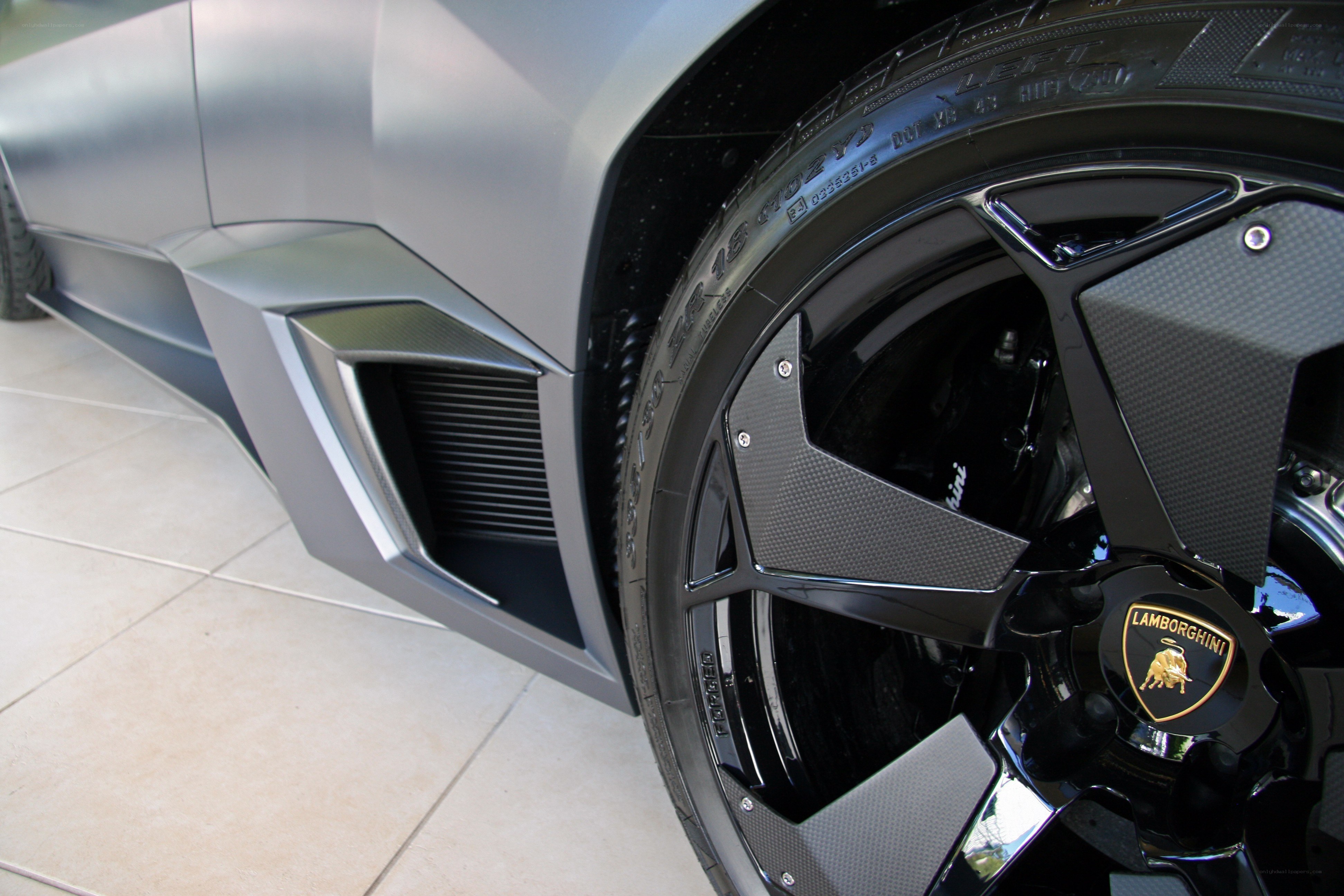 Lamborghini wheel and side vent