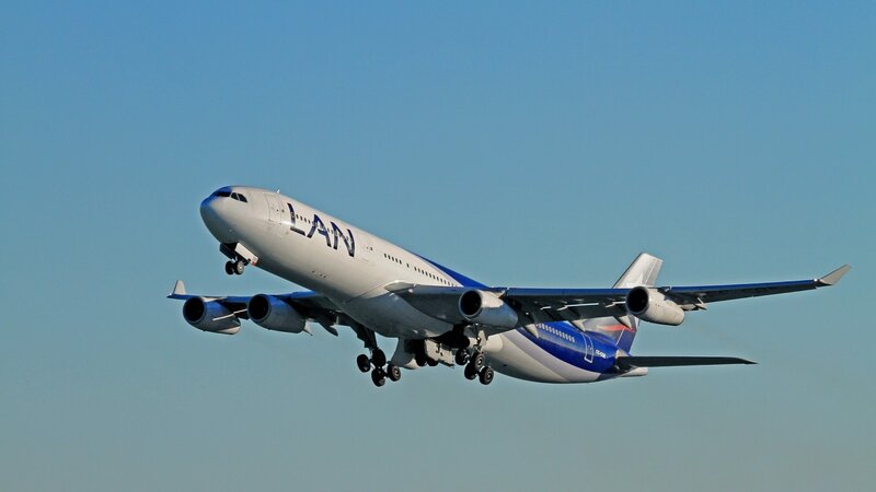 LAN Airplane in Flight — Blue