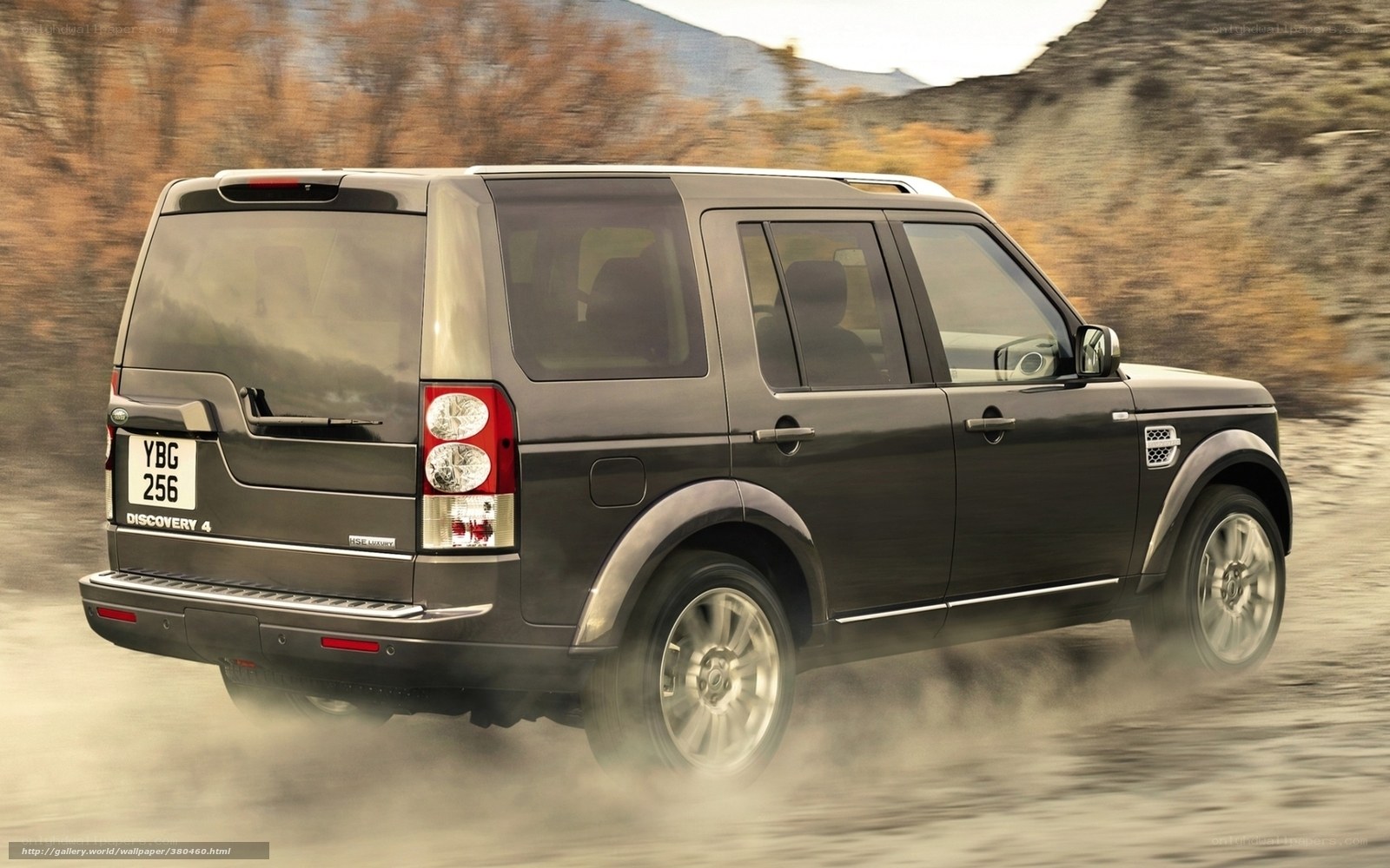 Land Rover Discovery 4 in motion