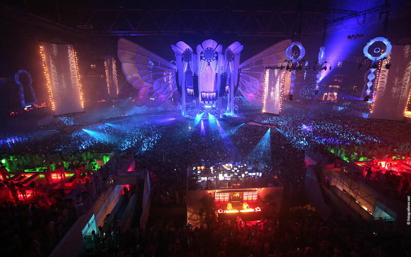 large concert crowd at festival