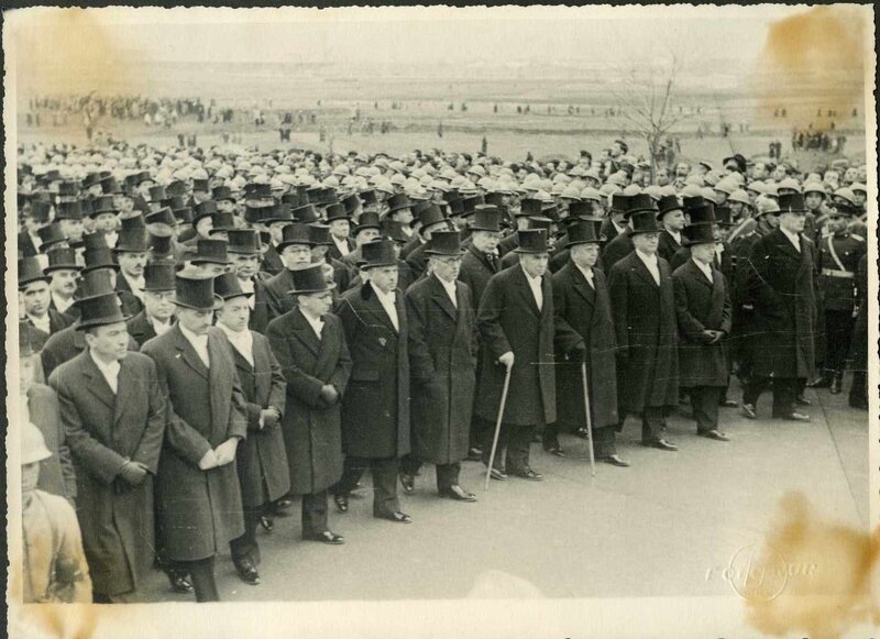 Large crowd at formal event