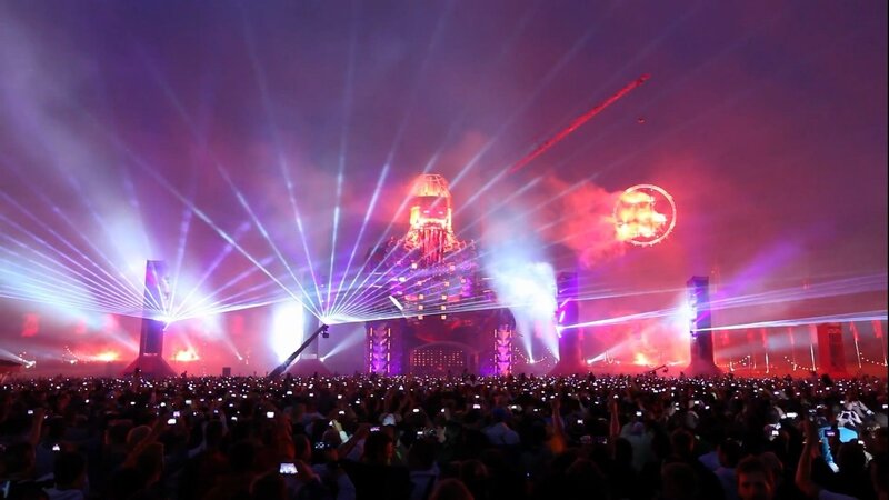 Large crowd at music festival