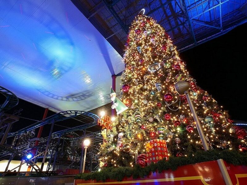 Large Decorated Christmas Tree — Green, Festive