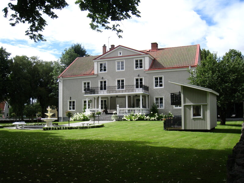 Large House with Garden — Green, Serene