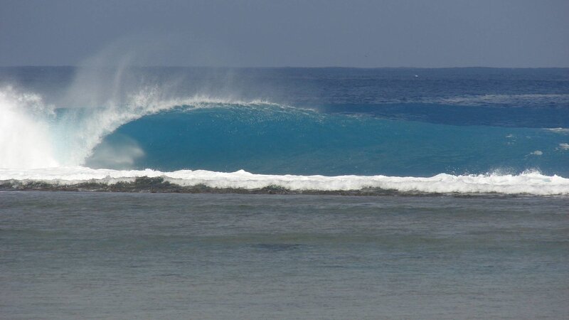 Large ocean wave breaking
