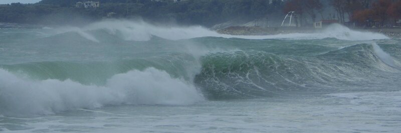 Large Waves Crashing
