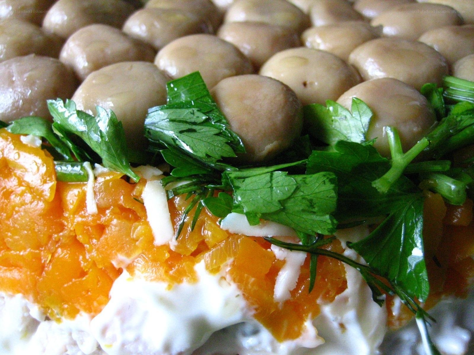 Layered salad with mushrooms and herbs