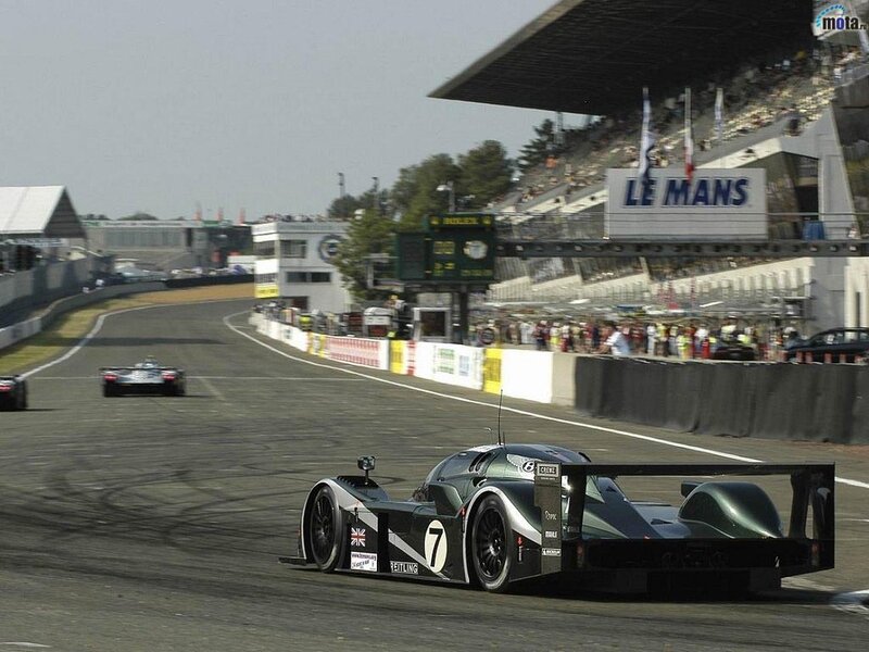 Le Mans race cars on track