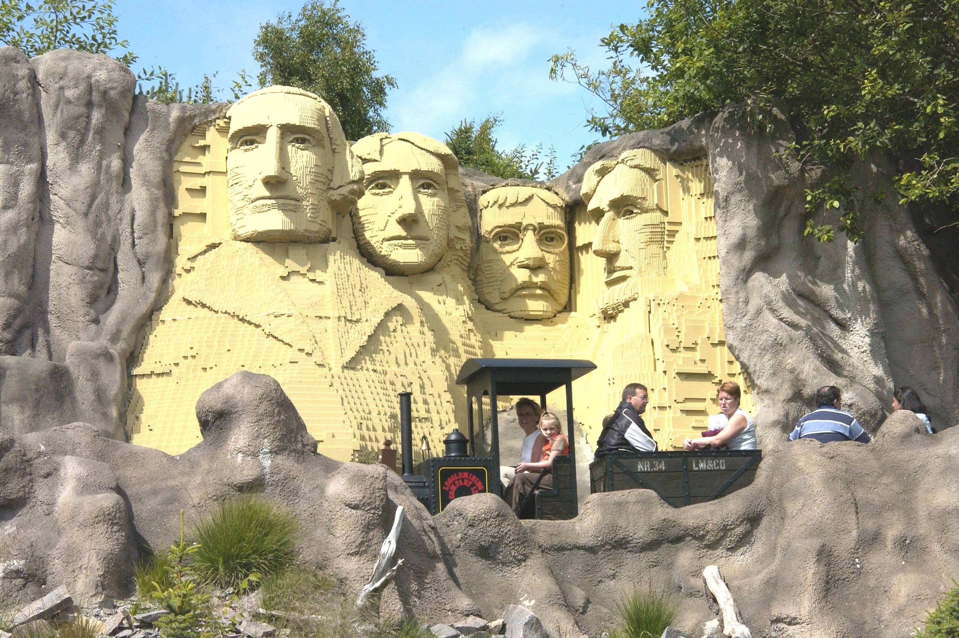 Lego Mount Rushmore replica