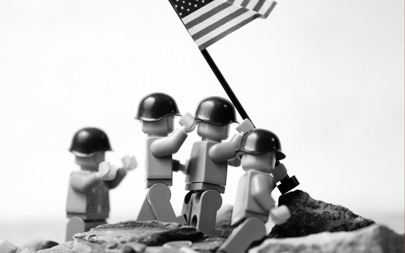 Lego soldiers raising flag