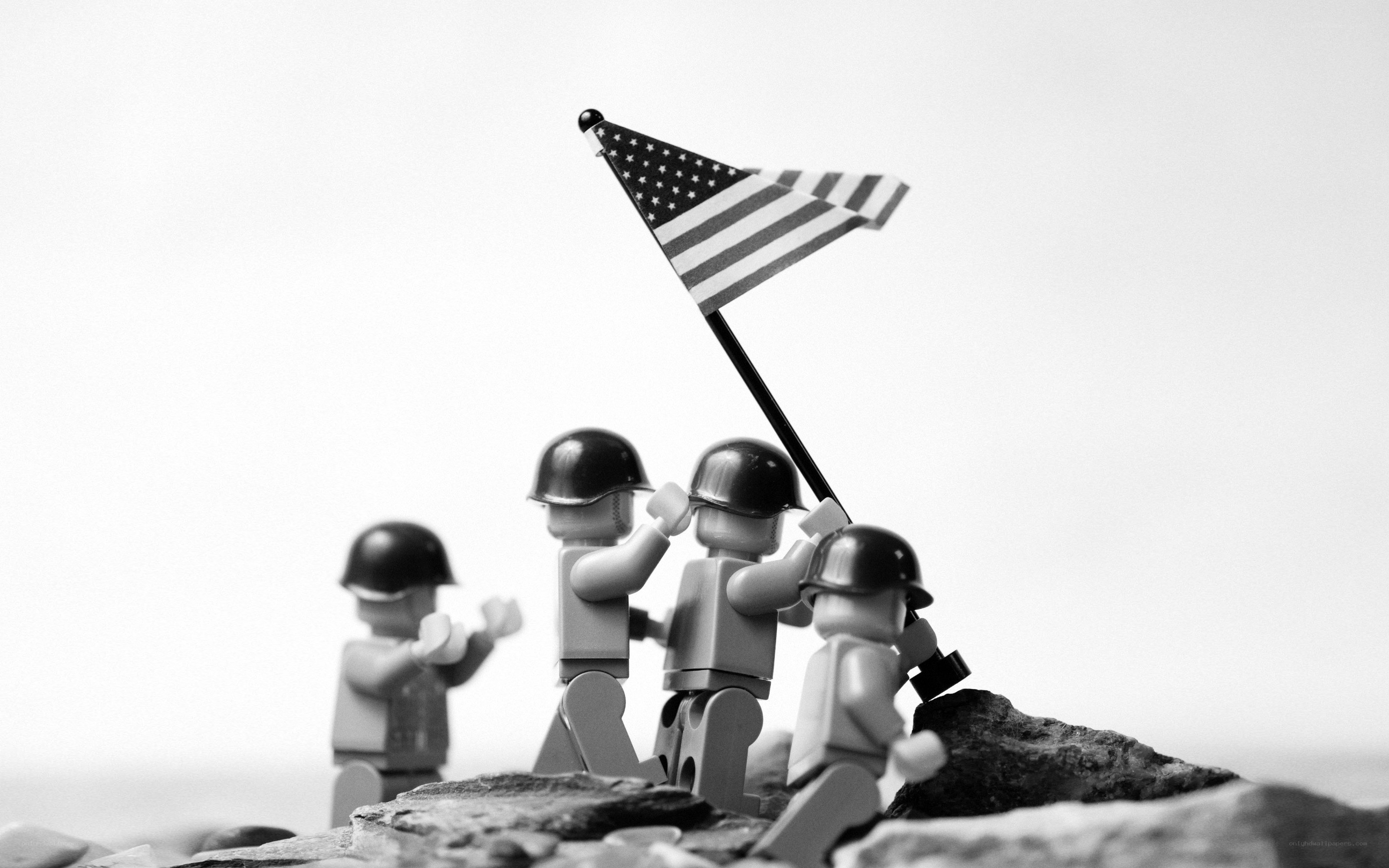 Lego soldiers raising flag