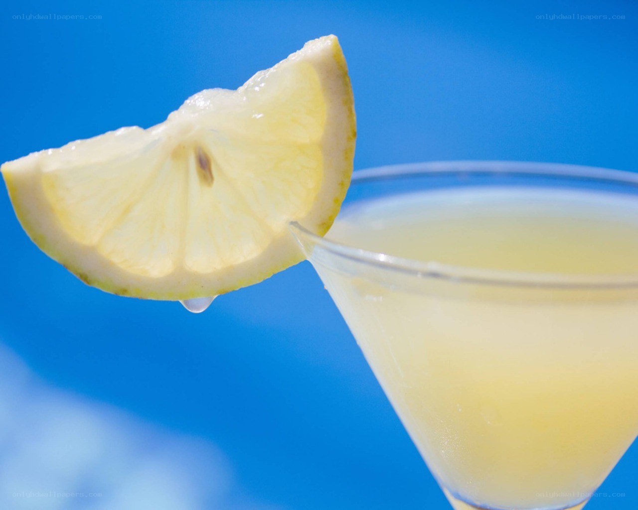 lemon cocktail with slice