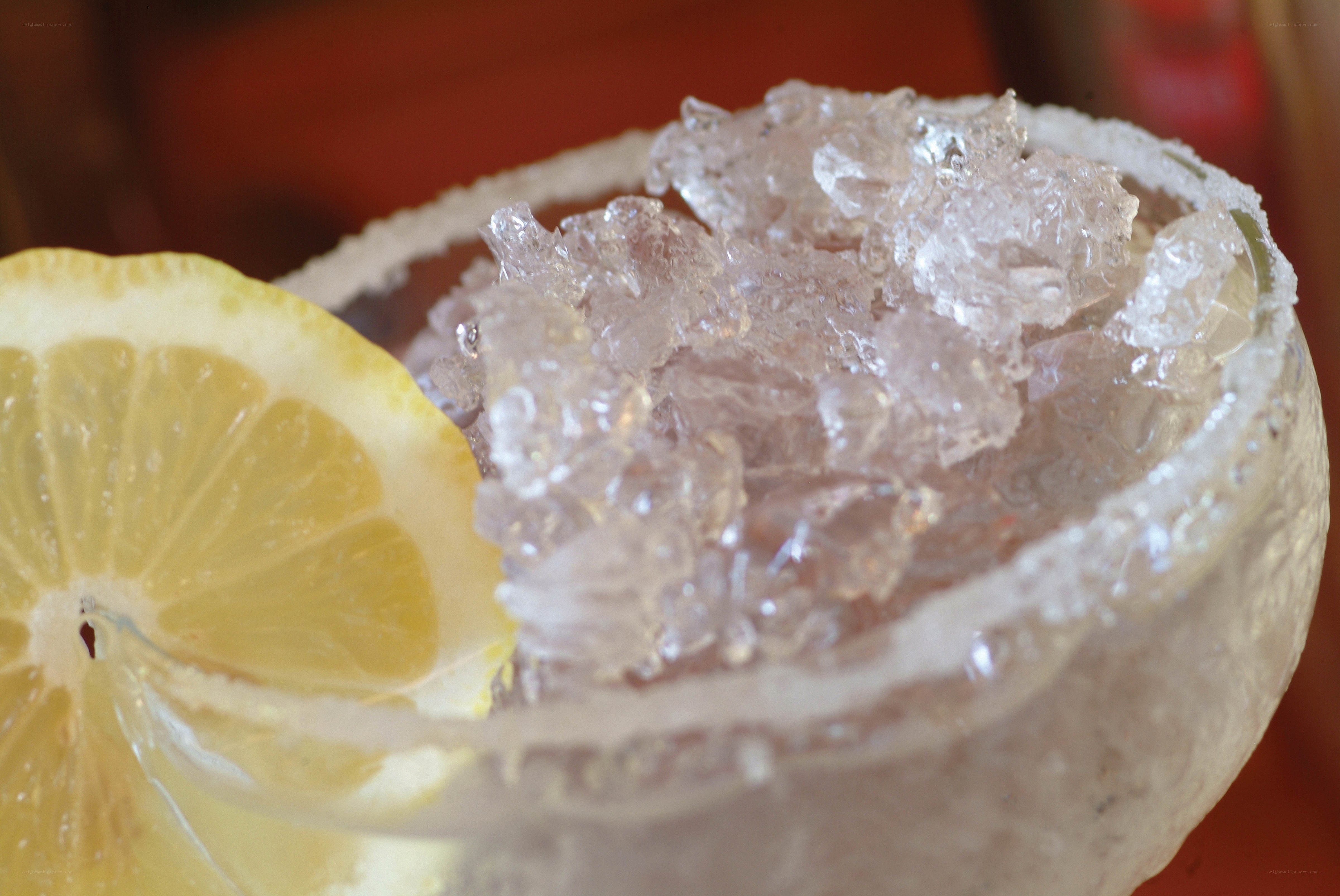 lemon drink with ice