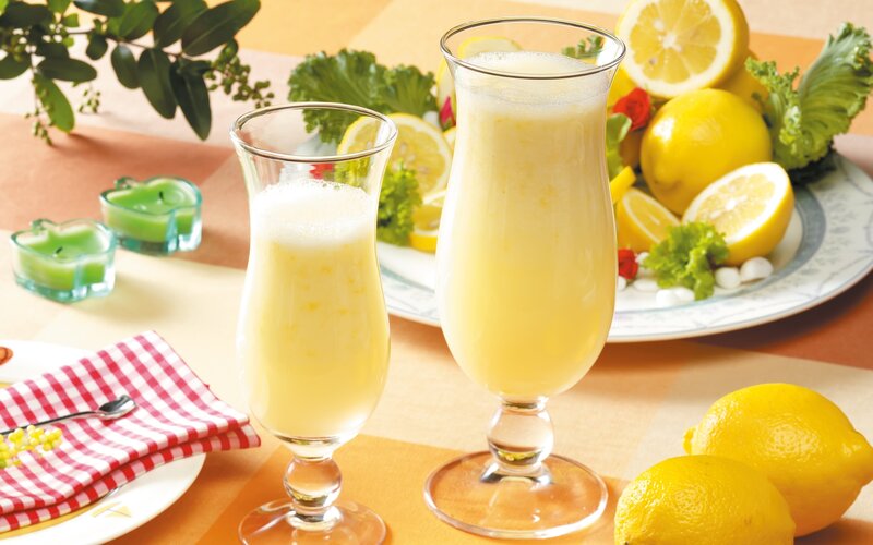 lemon drinks with fresh lemons