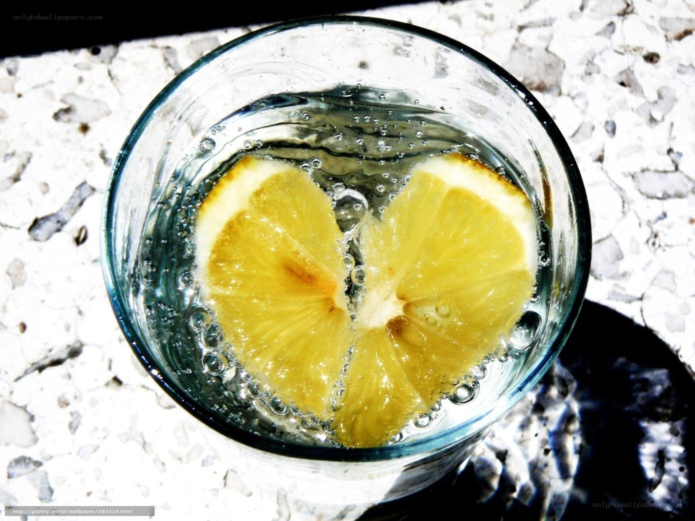 lemon in sparkling water