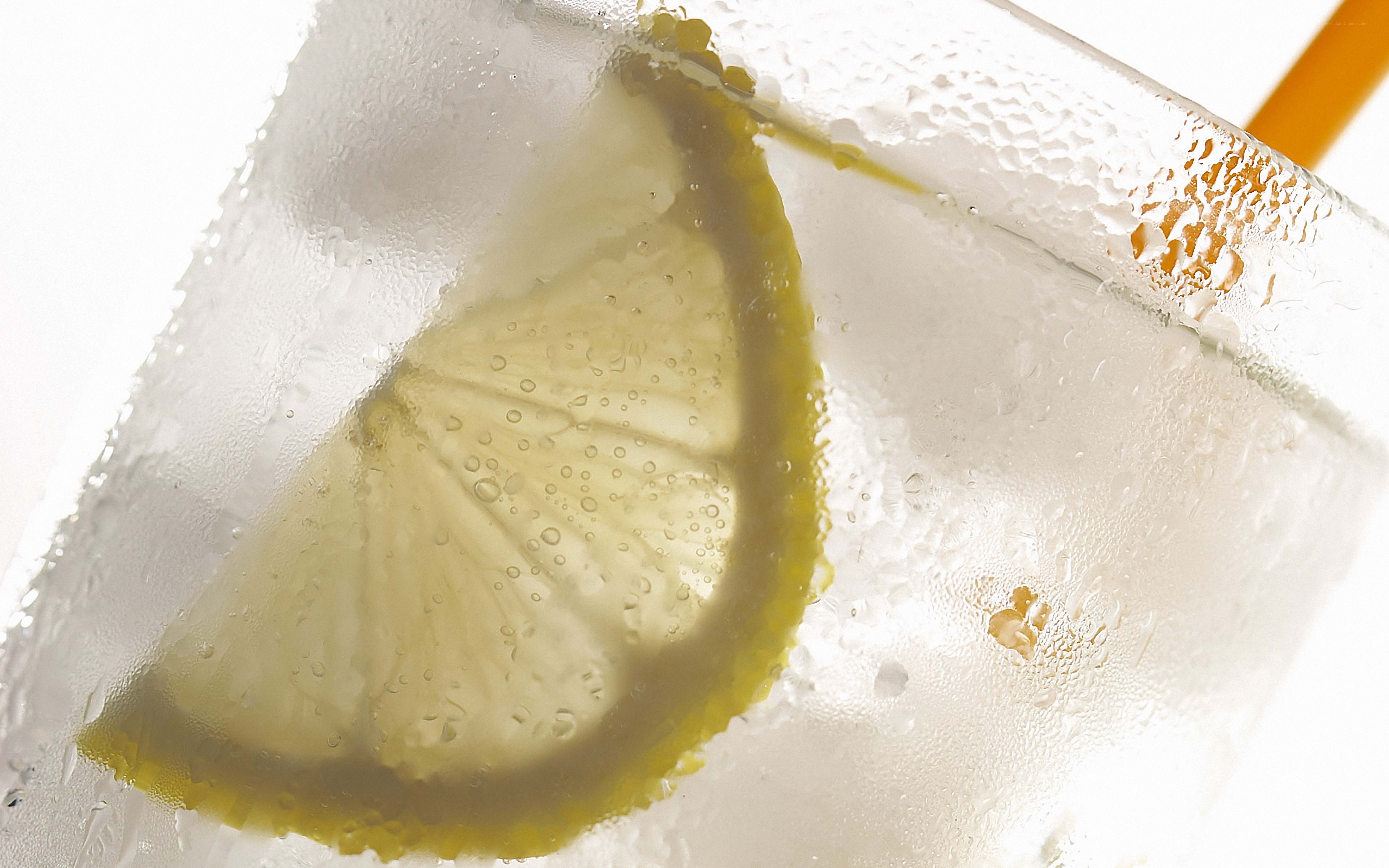 lemon slice in cold drink