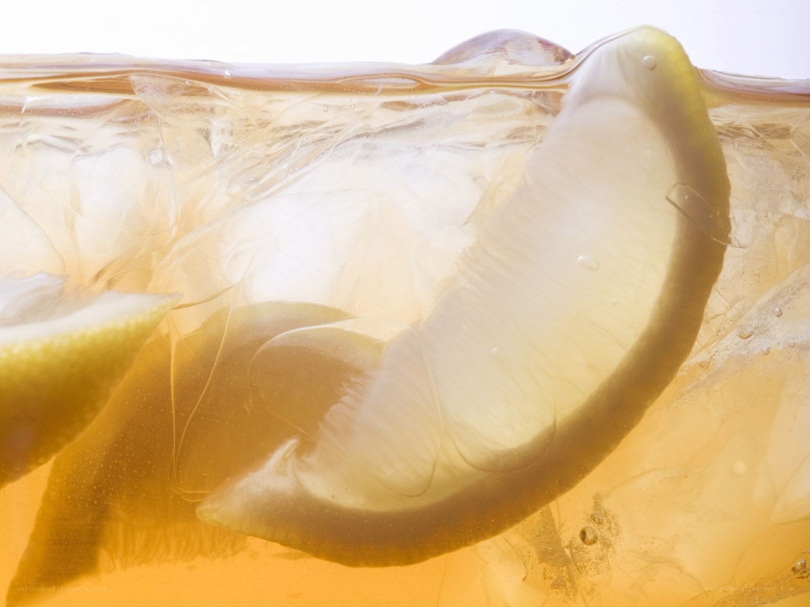 lemon slice in iced drink